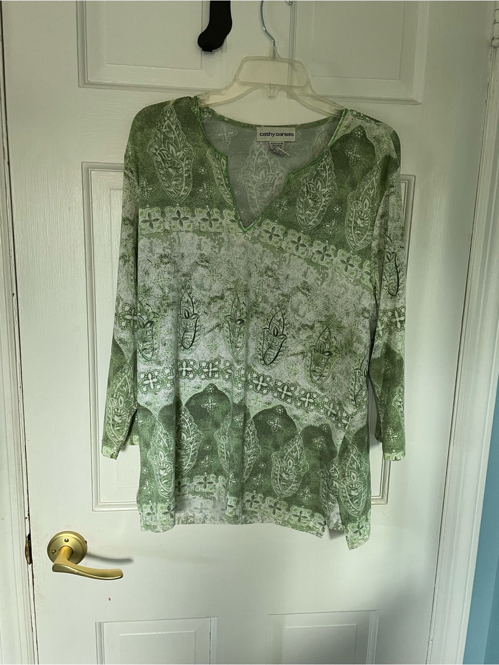 Cathy Daniels Green and White V-Neck Patterned top